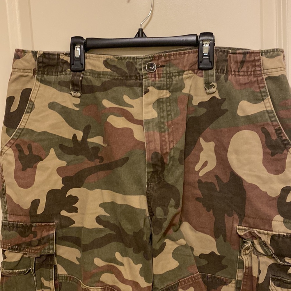 Foot Locker camouflage cargo shorts Sz 36